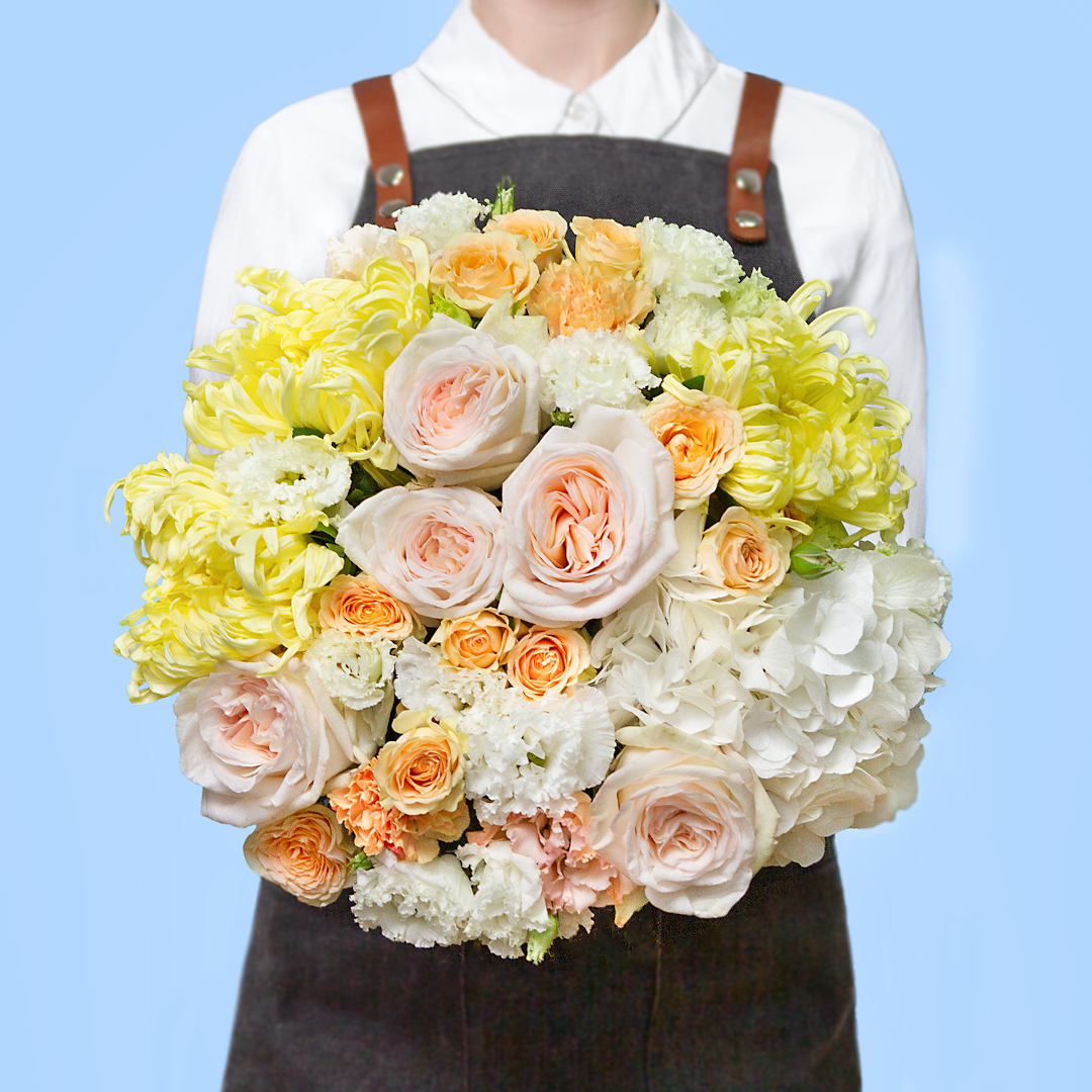 заказать букет Хризантема Виена и розы Вайт Охара