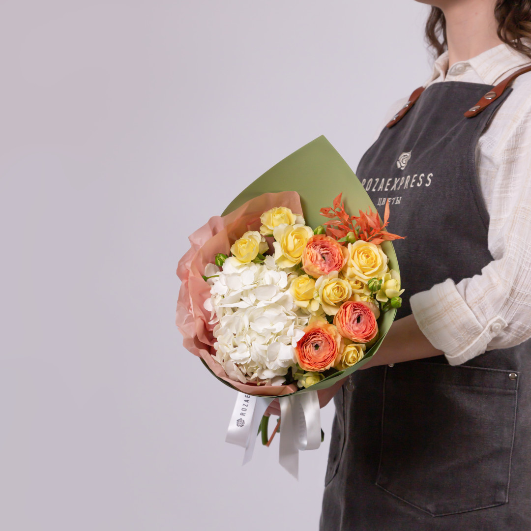 заказать букет Белая гортензия и ранункулюсы