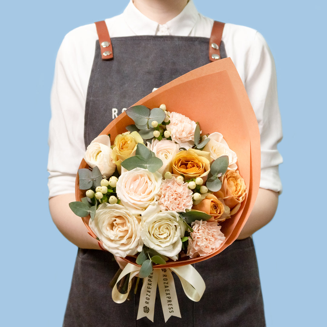 заказать букет Ранункулюсы и роза Голден Мустард