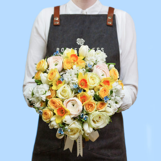 заказать букет Жёлтые нарциссы и ранункулюсы