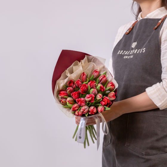 заказать букет 25 красных тюльпанов