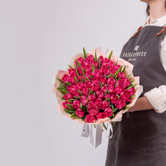 заказать букет 51 тюльпан фуксия
