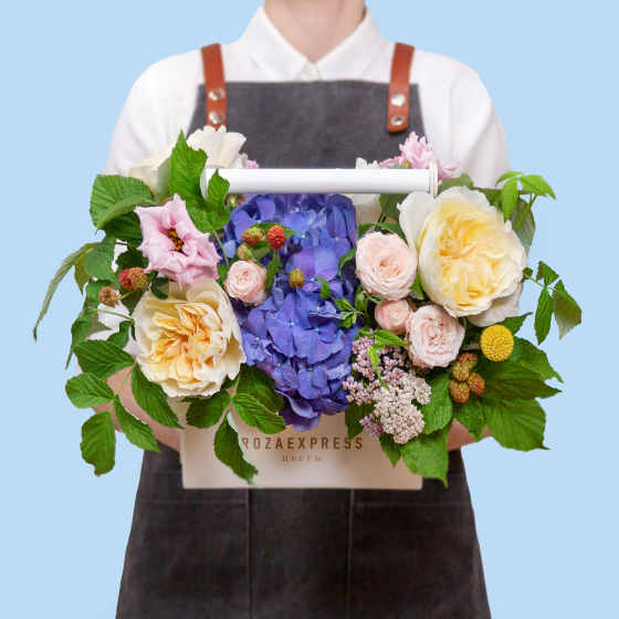 заказать букет Ящик с гортензией и розой Евгения