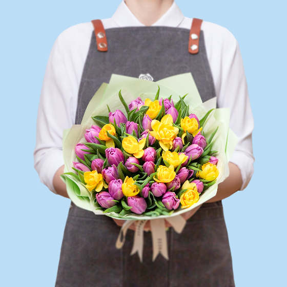 заказать букет Желтые нарциссы и сиреневые тюльпаны