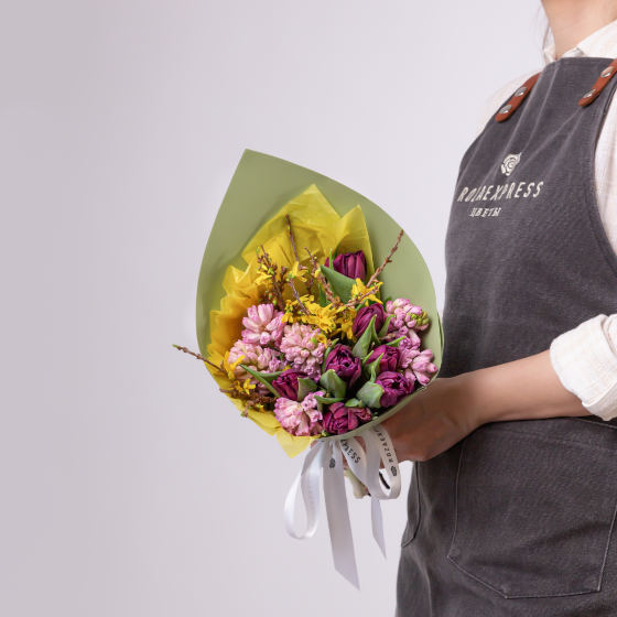 заказать букет Розовые гиацинты и пурпурные тюльпаны
