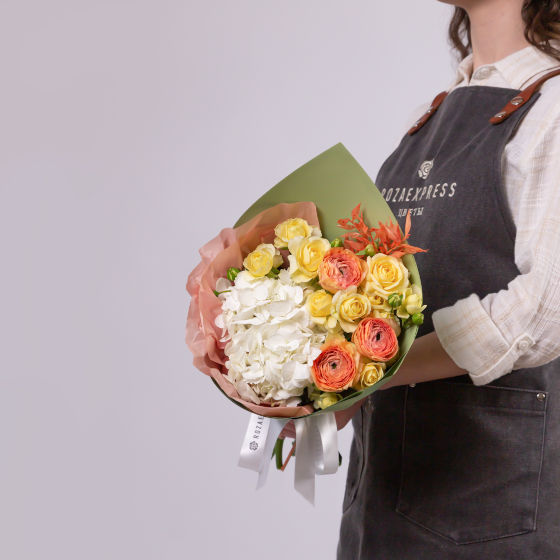 заказать букет Белая гортензия и ранункулюсы