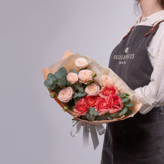 заказать букет Ранункулюсы и кустовая роза Бомбастик