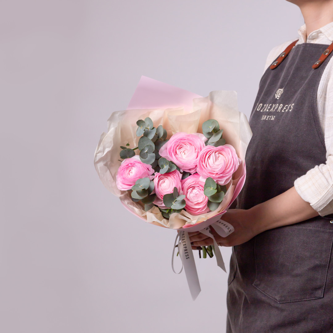 заказать букет Розовые ранункулюсы и эвкалипт