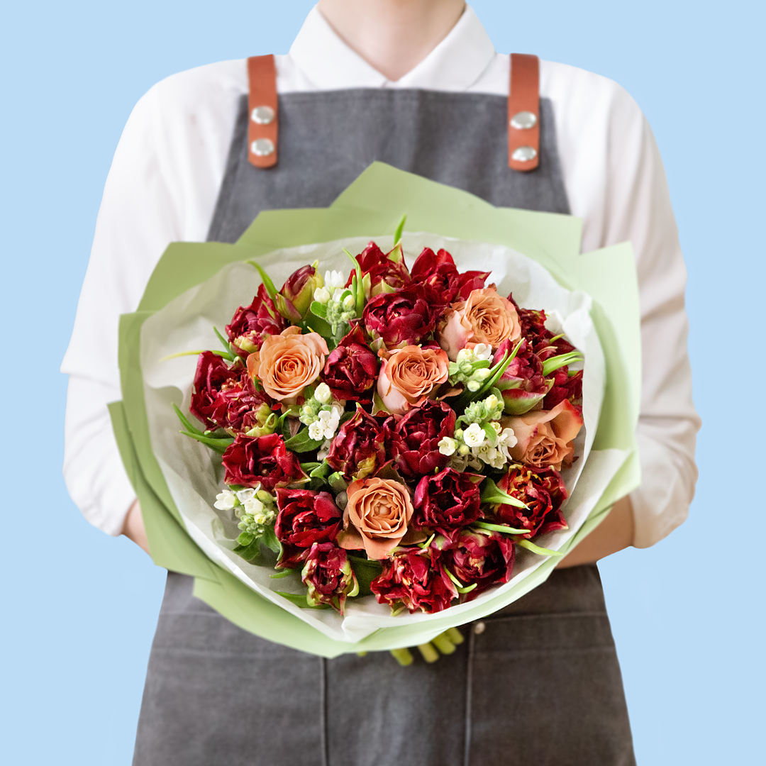 заказать букет Тюльпаны Блэк Мэджик и розы Капучино