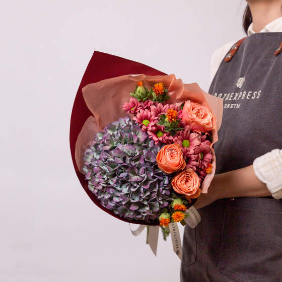 заказать букет Розы Кахала и гортензия
