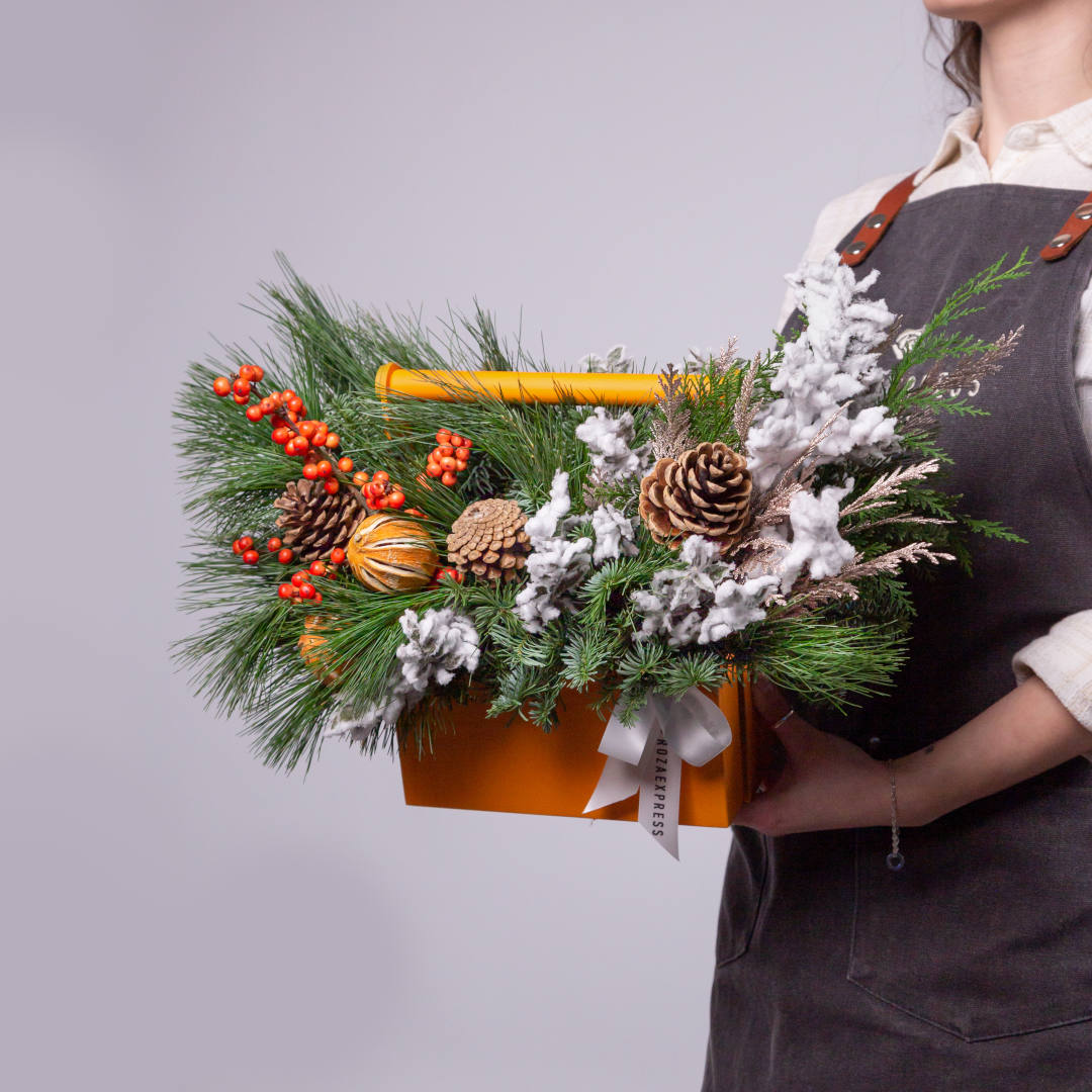 заказать букет Оранжевый ящик с апельсинами и шишками