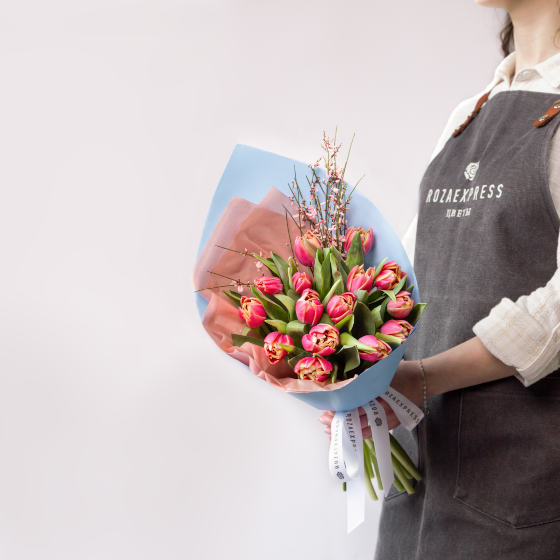 заказать букет Тюльпаны Колумбус и гениста