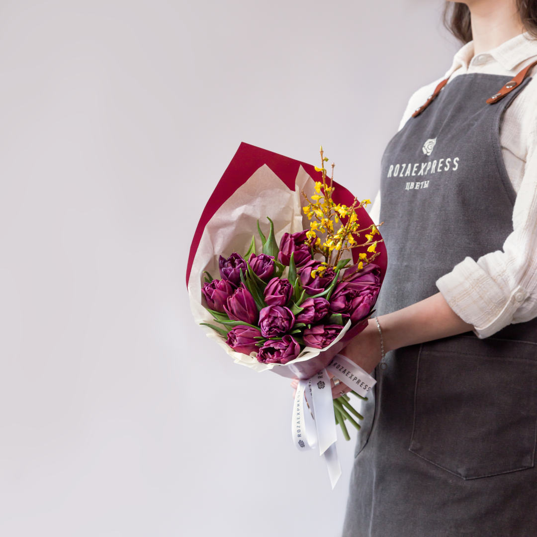 заказать букет Пурпурные тюльпаны и форзиция