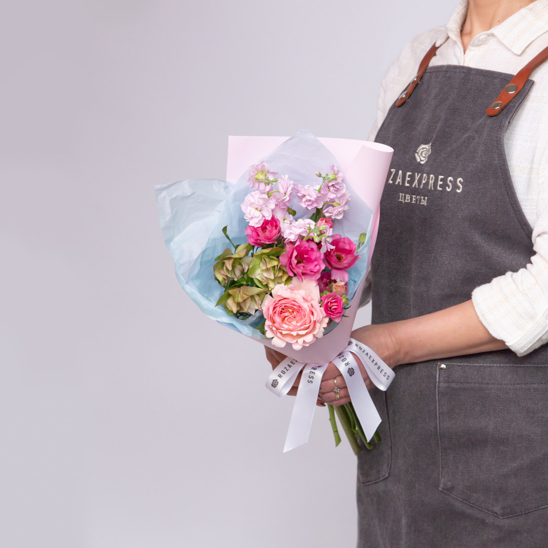 заказать букет Роза Кейра и ранункулюсы