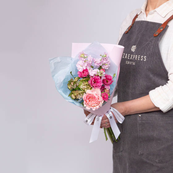 заказать букет Роза Кейра и ранункулюсы