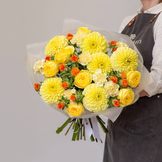 заказать букет Желтые георгины и картамус