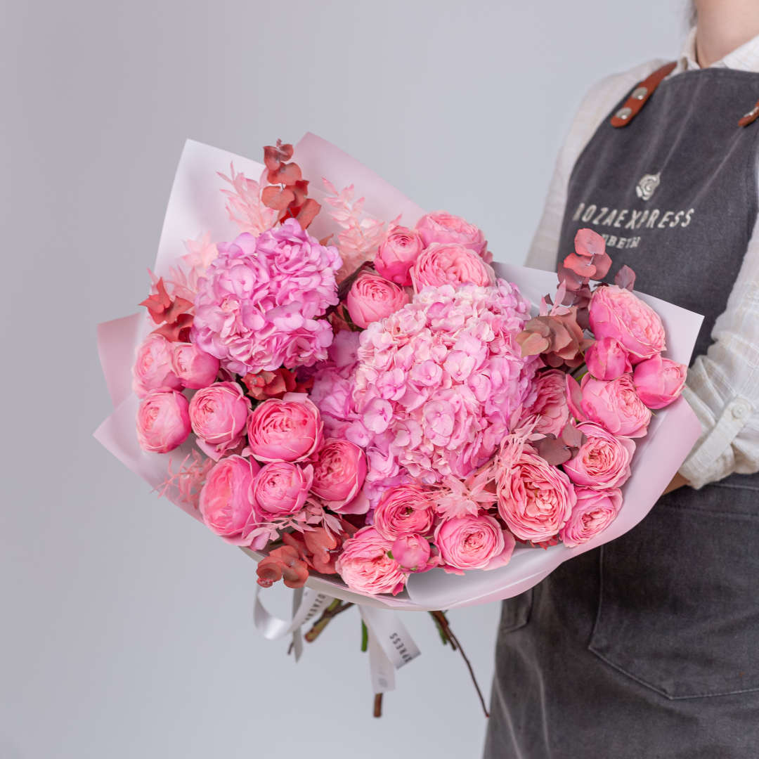 заказать букет Розы Сильва Пинк и гортензии