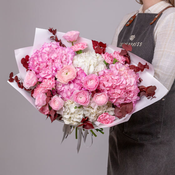 заказать букет Розовые ранункулюсы и диантусы