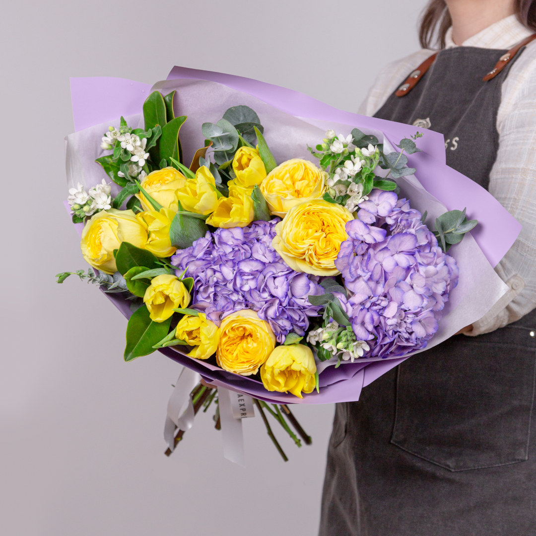заказать букет Гортензии и желтые тюльпаны