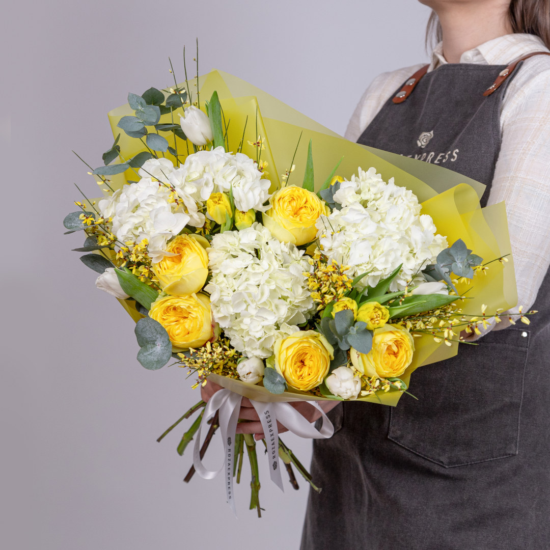 заказать букет Розы Каталина и желтые тюльпаны