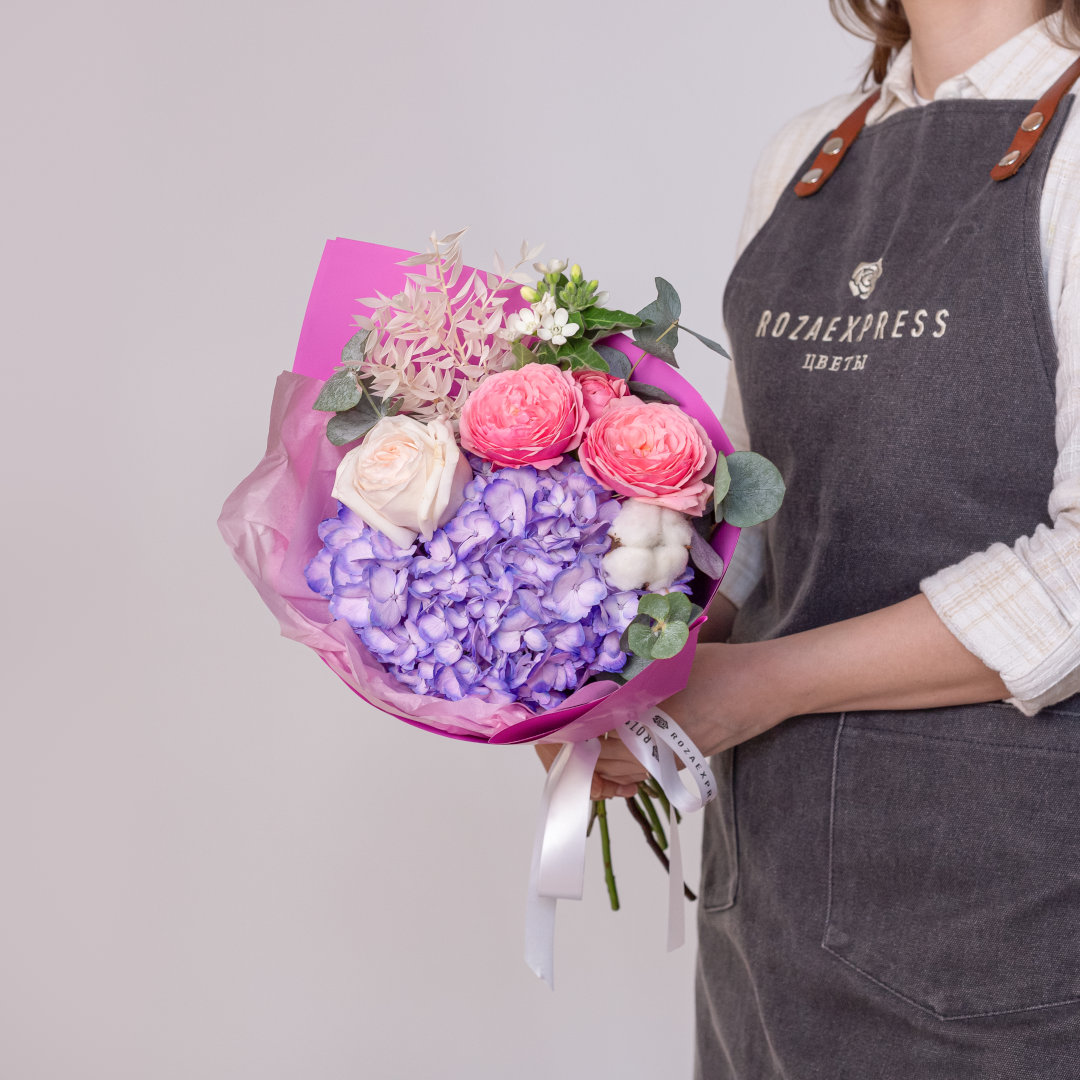 заказать букет Гортензия и кустовая роза Сильва Пинк